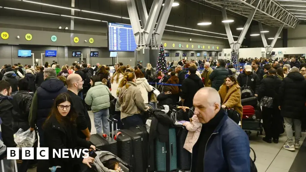 Un avión en el aeropuerto de Atenas durante la interrupción del tráfico aéreo.