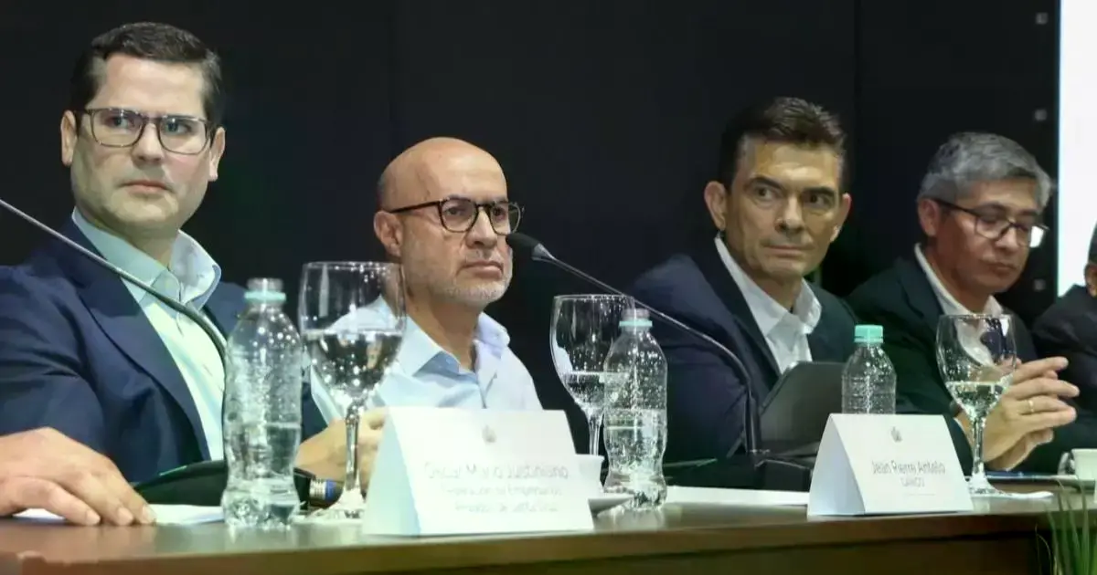El presidente Rodrigo Paz junto a sus ministros y representantes privados de Santa Cruz