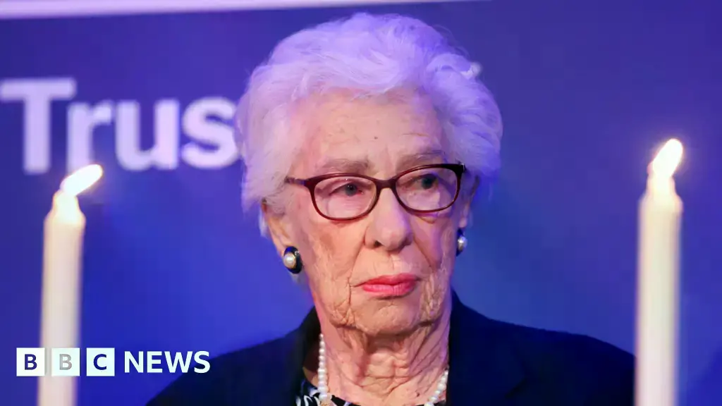 Eva Schloss en una ceremonia de encendido de velas junto a la reina Camila en enero de 2022.