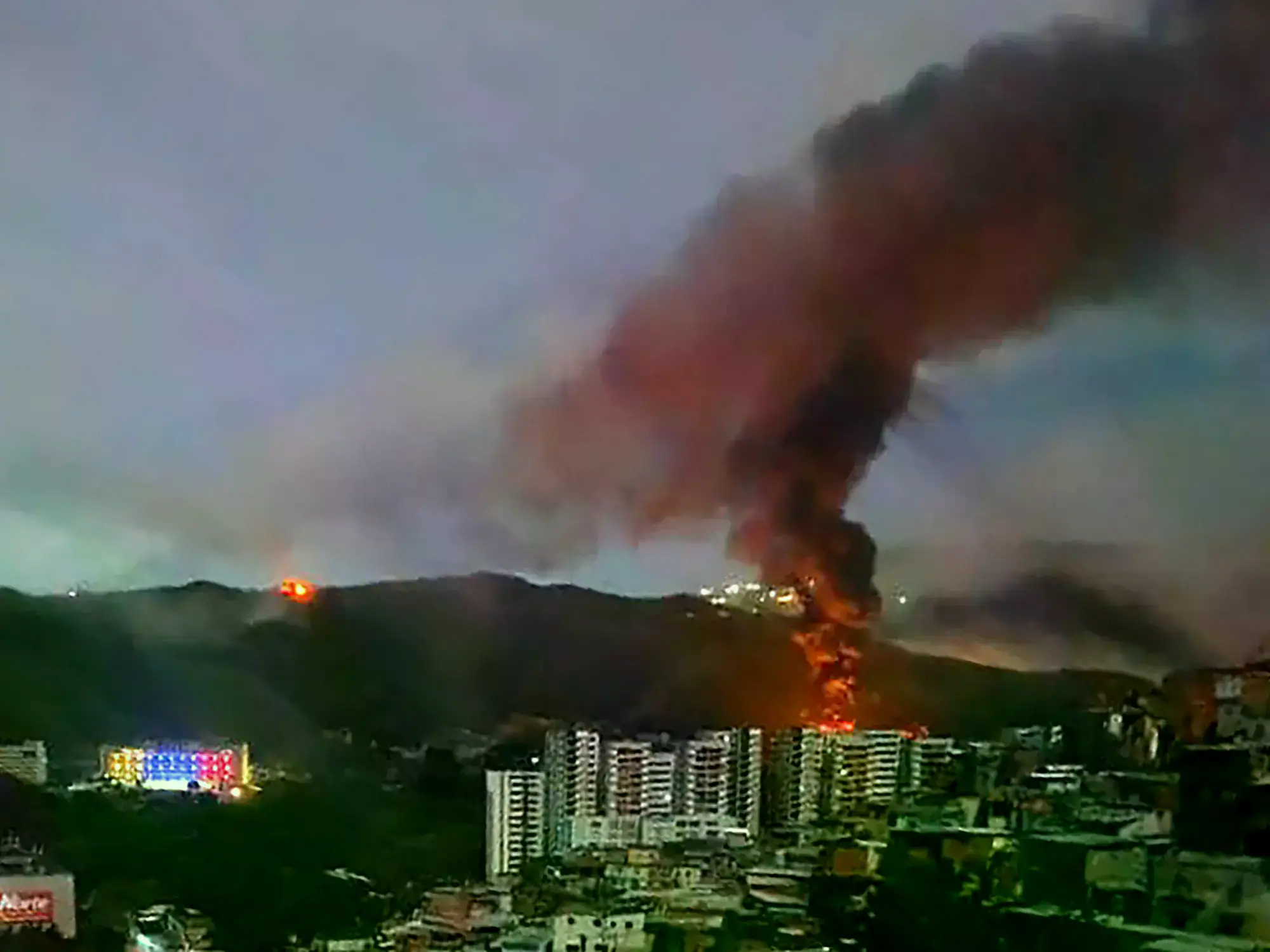Humo sobre el Fuerte Tiuna en Caracas tras el ataque aéreo estadounidense.