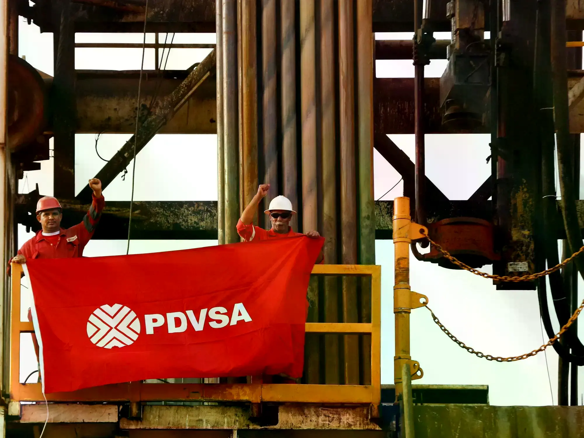 Trabajadores de la petrolera estatal PDVSA en una refinería en la región del Orinoco, Venezuela.