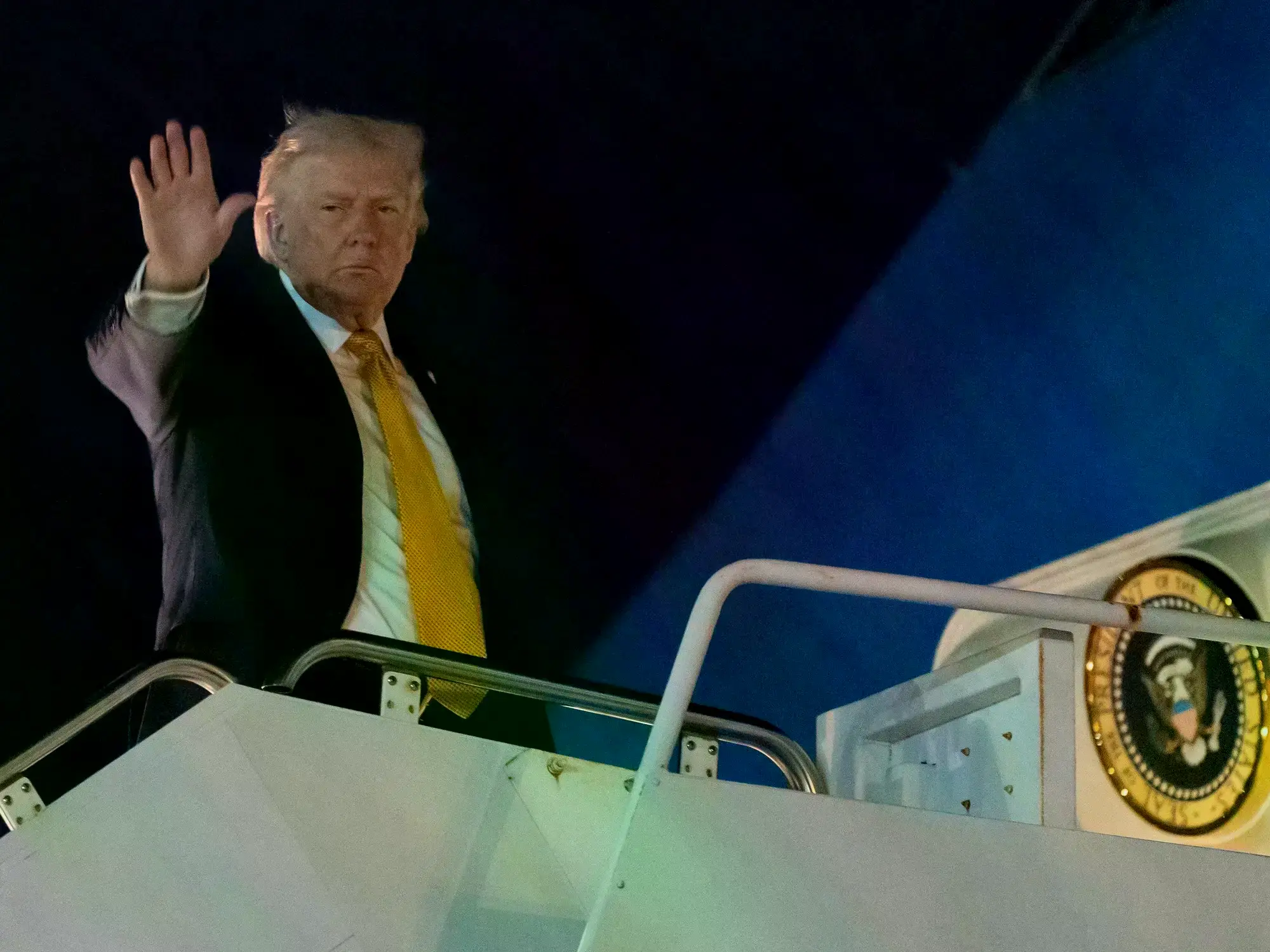 El presidente Donald Trump desde el Air Force One, antes de salir hacia Washington.