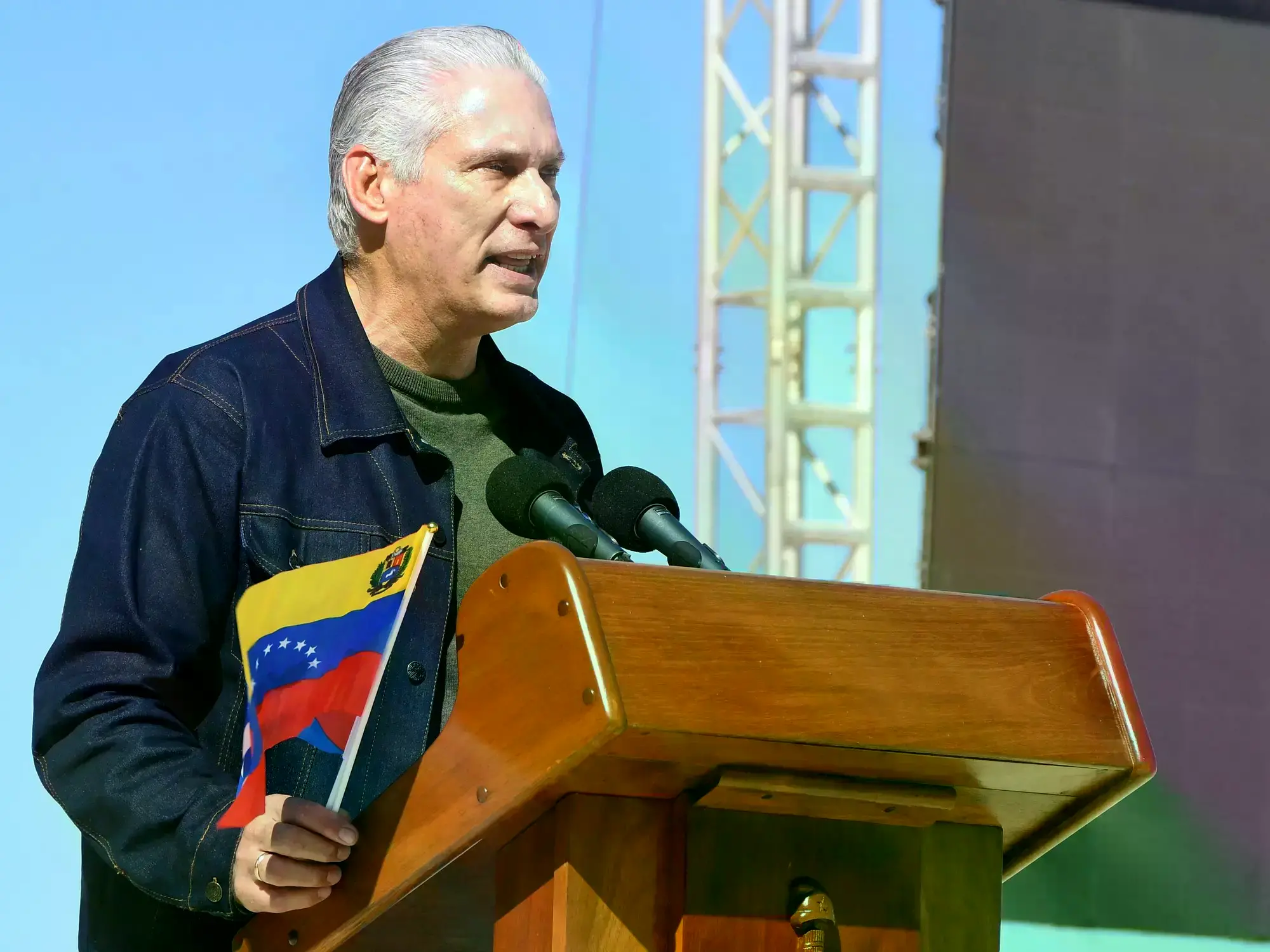 El presidente cubano, Miguel Díaz-Canel, pronuncia un discurso durante un acto masivo de denuncia ante la agresión militar es