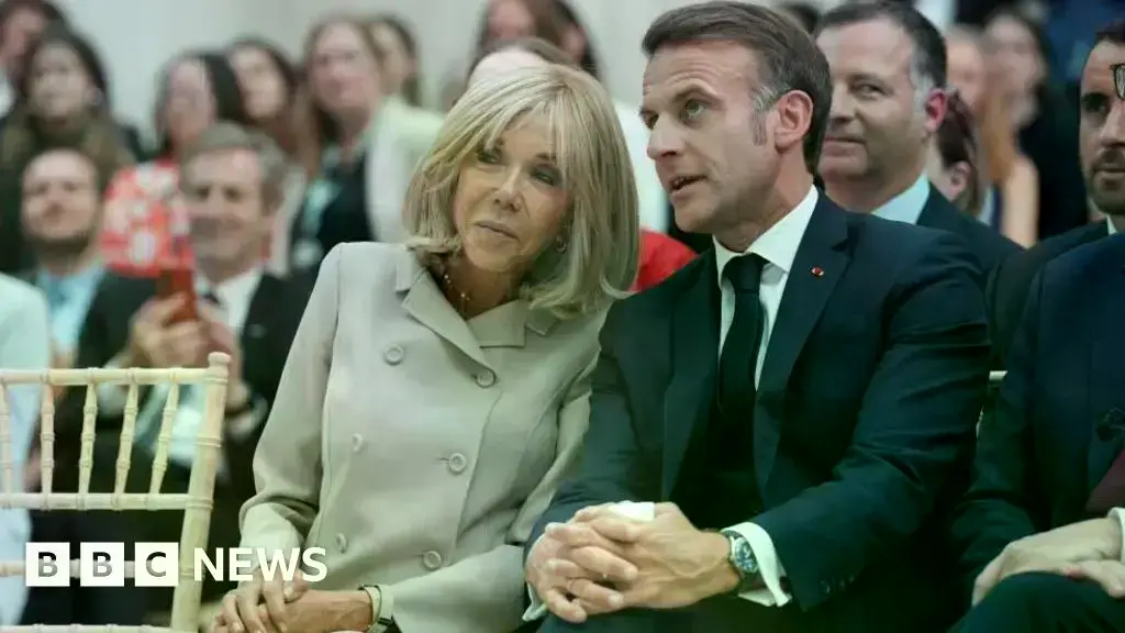 Brigitte Macron junto al presidente Emmanuel Macron.