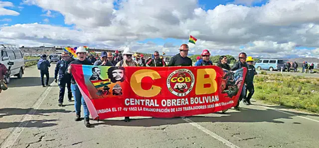 La columna de marchistas liderada por la COB, este domingo.