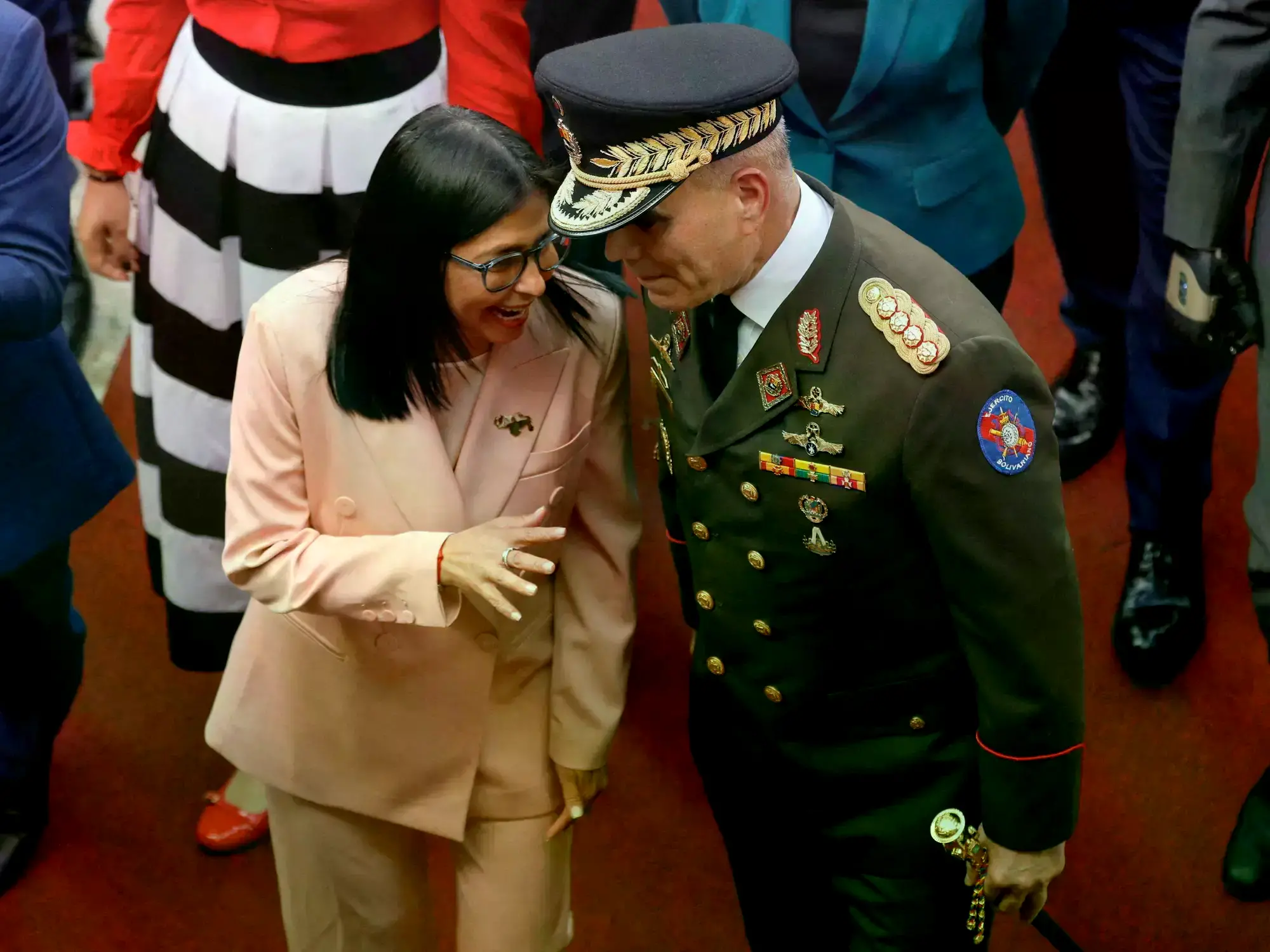 Delcy Rodríguez habla con el ministro de Defensa, Vladimir Padrino Lopez.