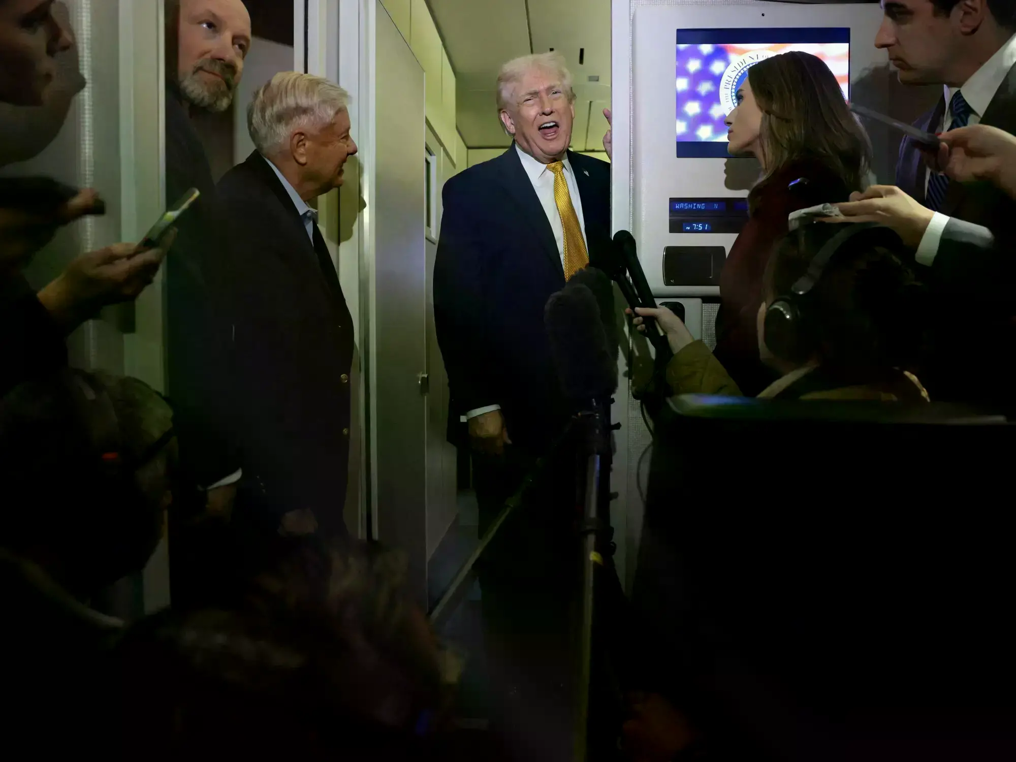 Donald Trump habla en el Air Force One camino a Florida.
