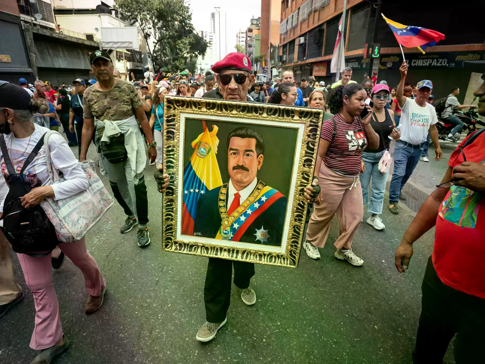 Un manifestante lleva un cuadro de Nicolás Maduro durante una marcha en Caracas.