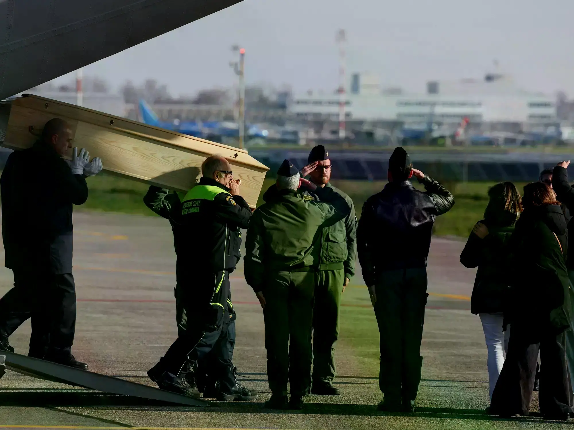 El cuerpo de una de las víctimas es trasladado a una base aérea en Milán.