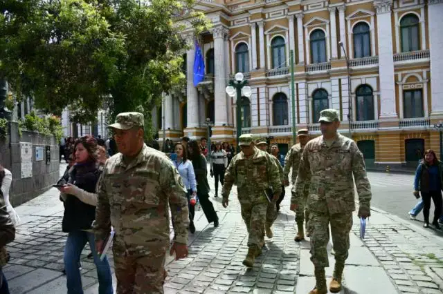 Militares en la plaza Murillo de La Paz.