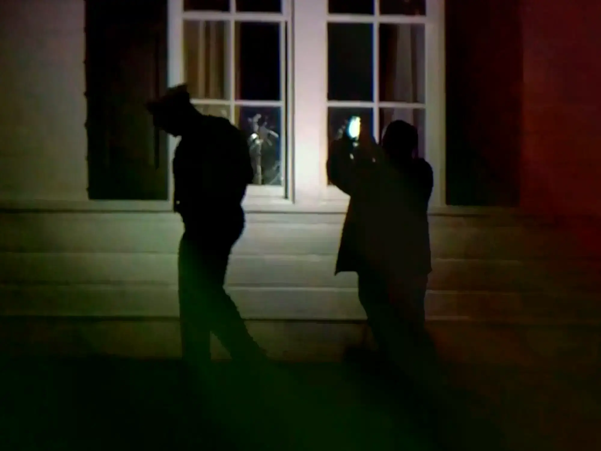 Policías inspeccionan la casa de JD Vance en Cincinnati.