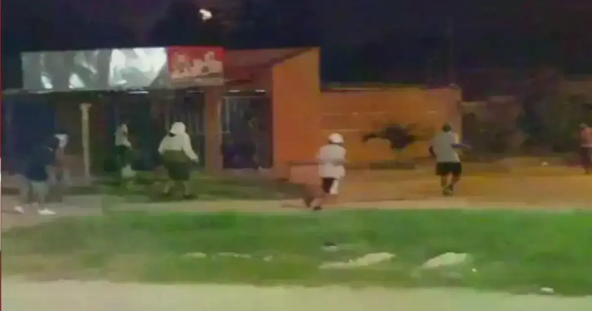 Los pandilleros corrieron atemorizando a los vecinos