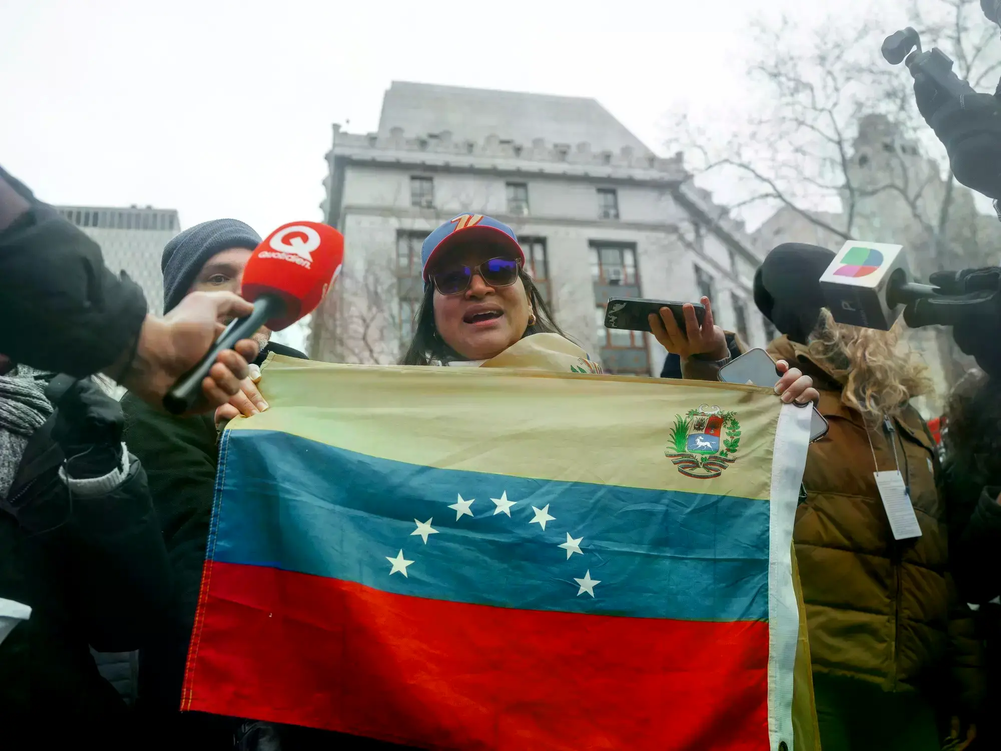 Una inmigrante venezolana celebra la detención de Maduro en Nueva York.
