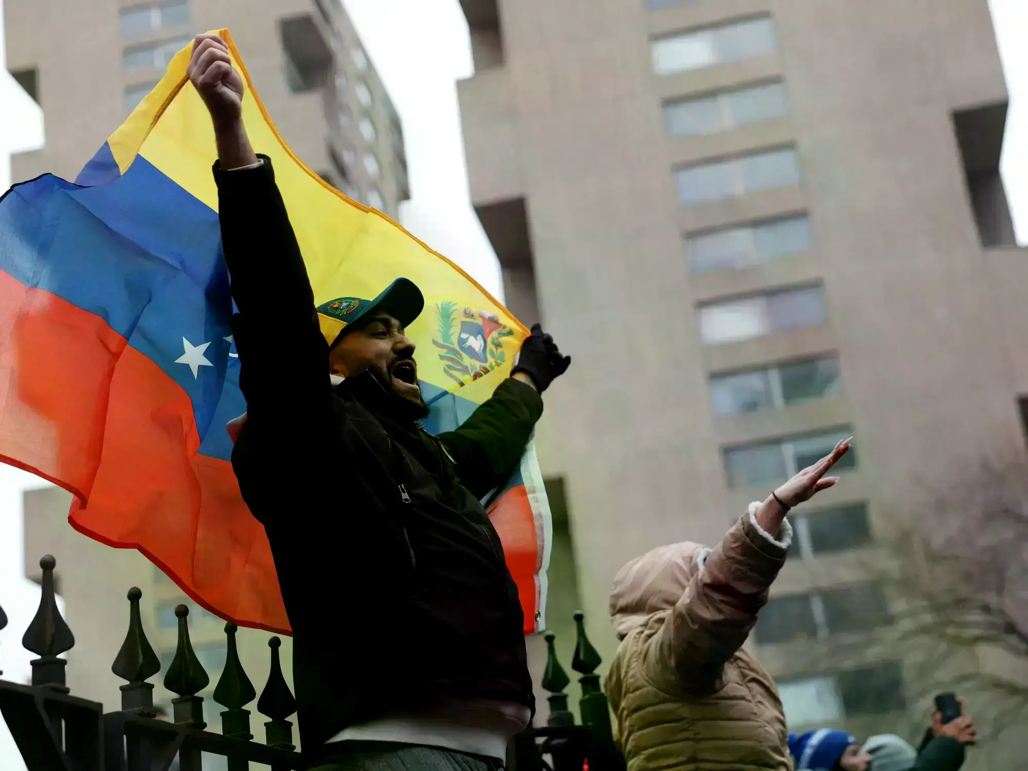 Nicolás Maduro y Cilia Flores son conducidos al tribunal federal de Manhattan.