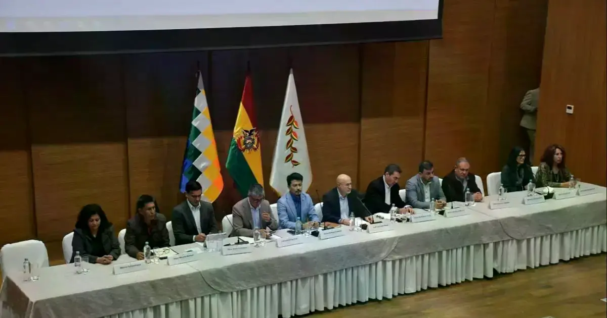 Autoridades que lideran el diálogo en la Casa Grande del Pueblo.