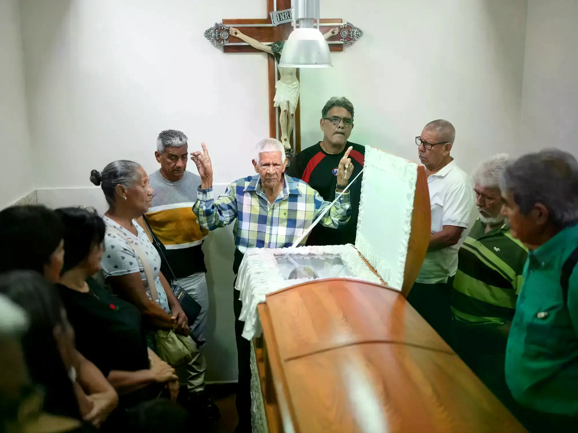 El velatorio de una de las víctimas del ataque de Estados Unidos a Venezuela.