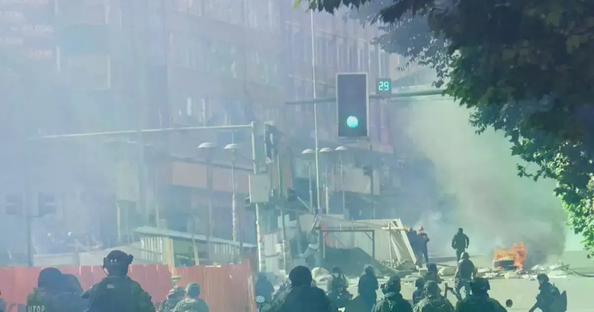 Enfrentamiento entre marchistas de la COB y la Policía