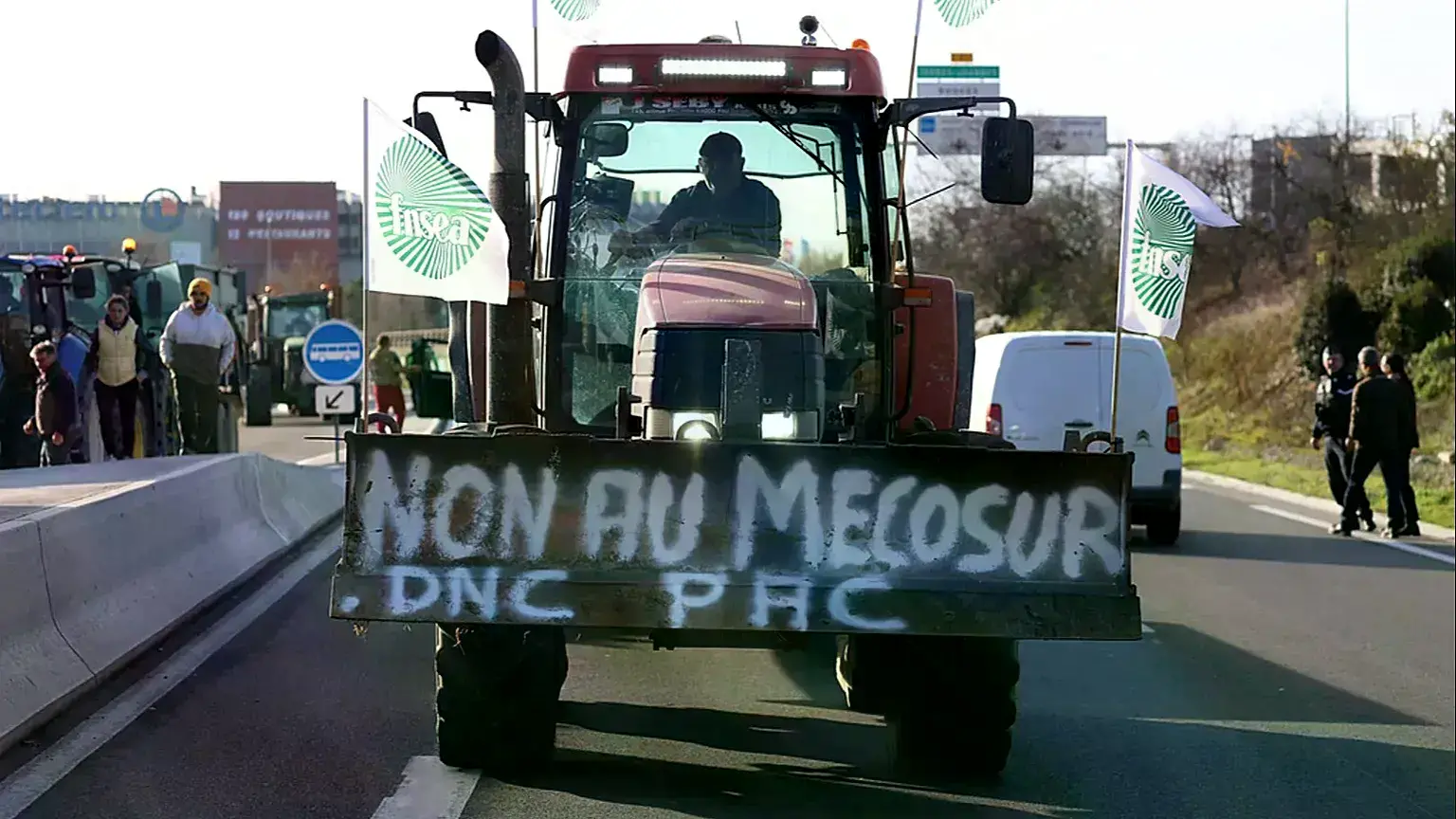 Un agricultor francés bloquea una carretera en protesta contra el acuerdo con Mercosur, diciembre de 2025.