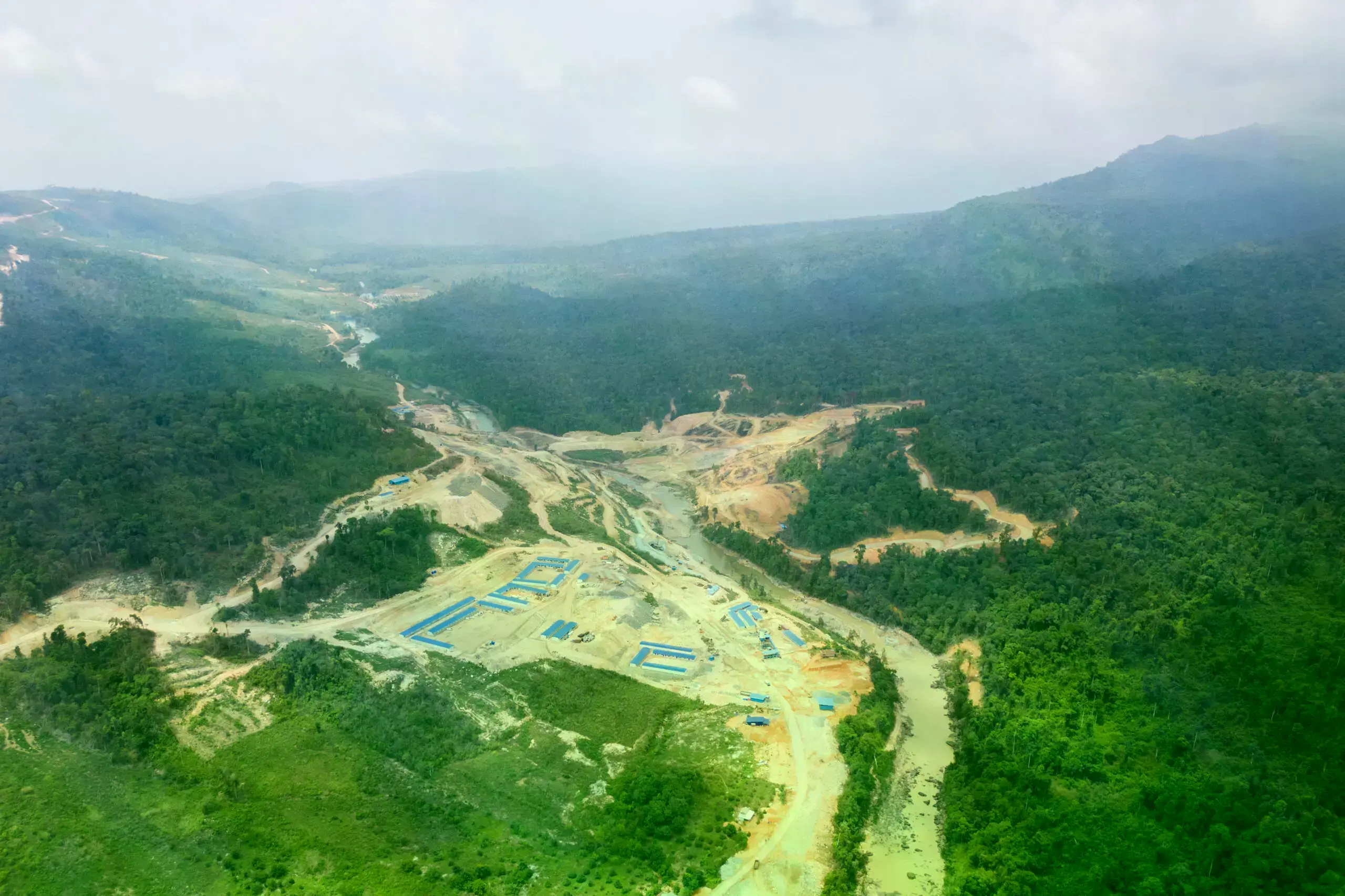 Rutas de tala ilegal se extienden desde el sitio de construcción de la represa Stung Meteuk hacia el santuario.