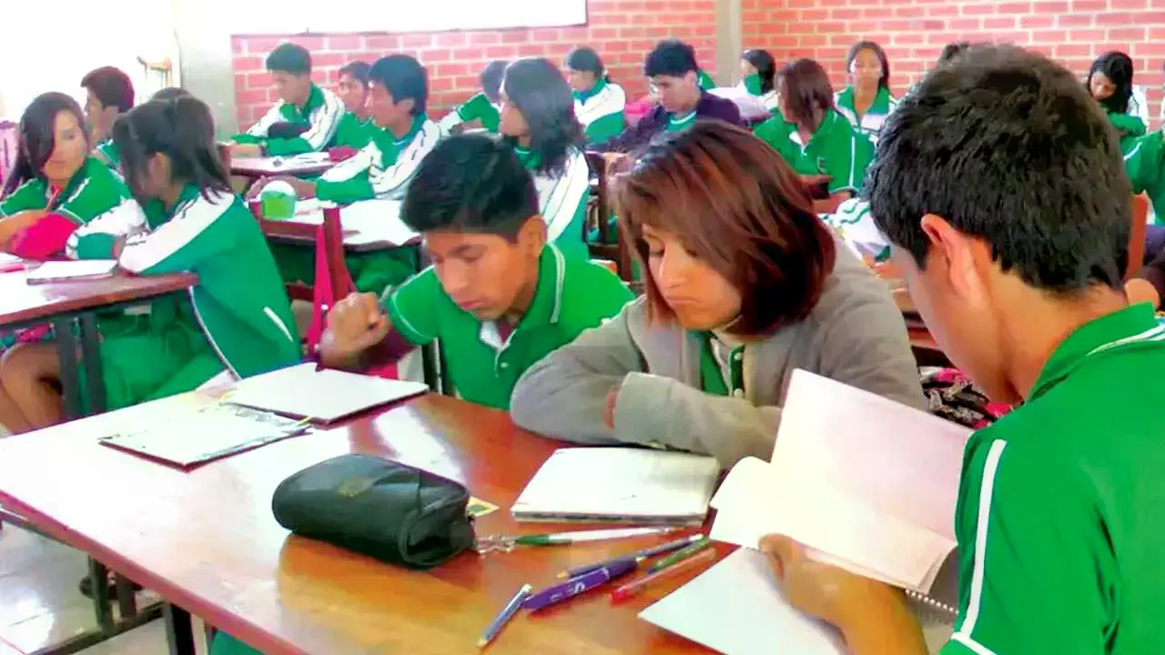 Estudiantes en el aula de un colegio.