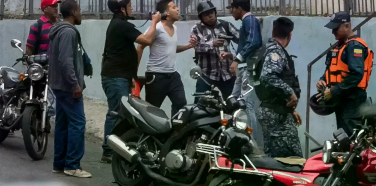 Una escena en Caracas con las milicias chavistas armadas amenazando a la población