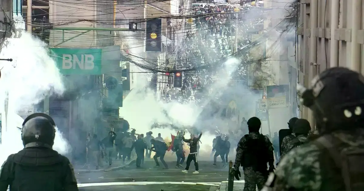 Afines a la COB protagonizaron enfrentamientos con la Policía en La Paz.