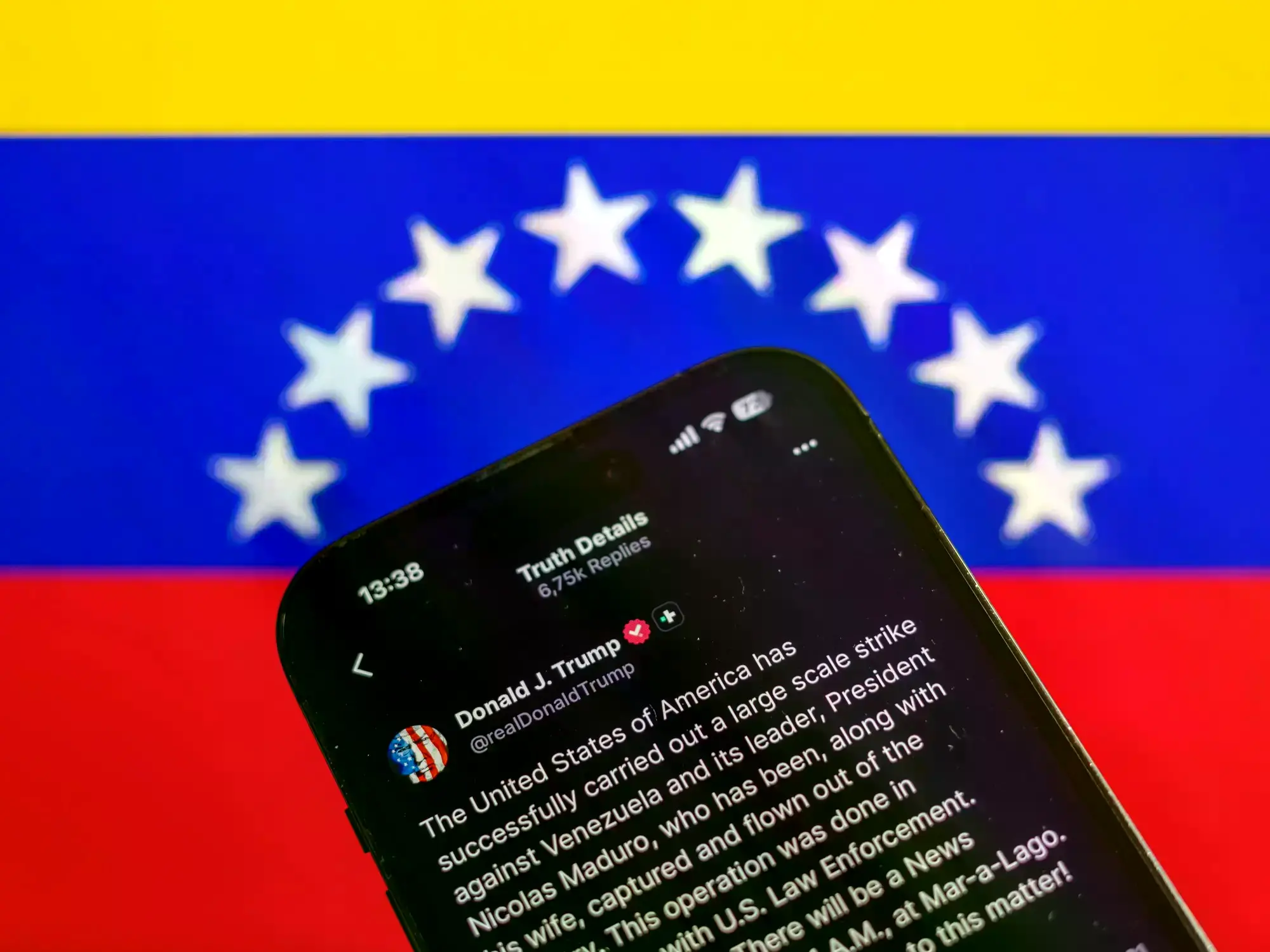 Humo sobre el Fuerte Tiuna, en Caracas, tras el bombardeo lanzado por EE.UU.