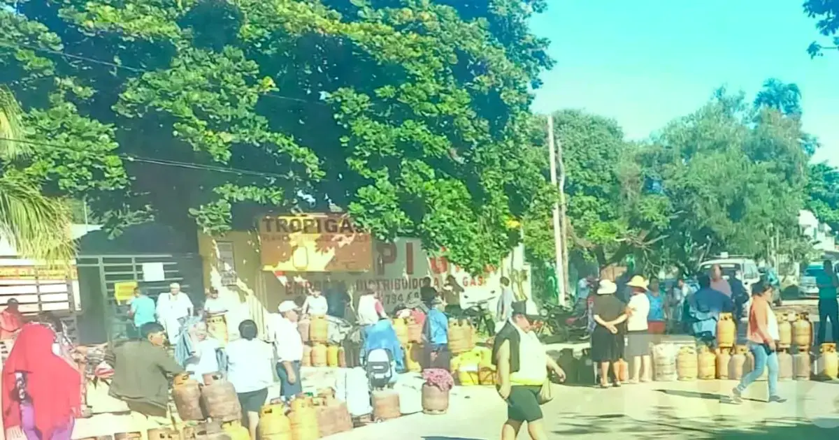 Forman largas filas en las distribuidoras en busca de GLP en Montero.