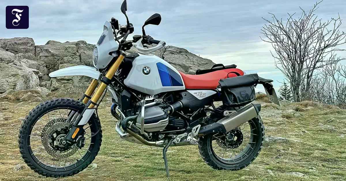 La BMW R 12 G/S, una moto que retoma el estilo clásico, en un entorno invernal.