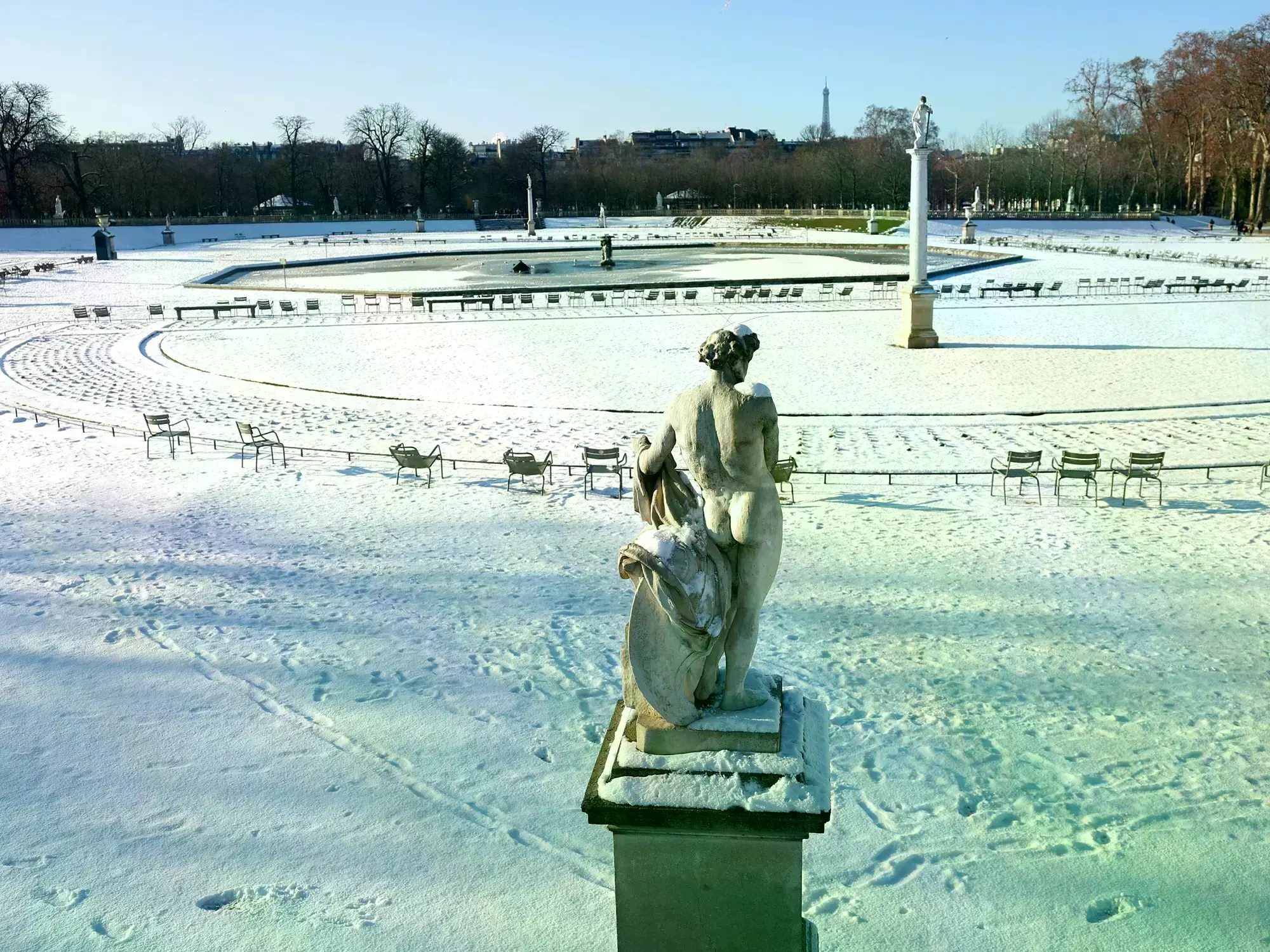 Los Jardines de Luxemburgo cubiertos de nieve en París.