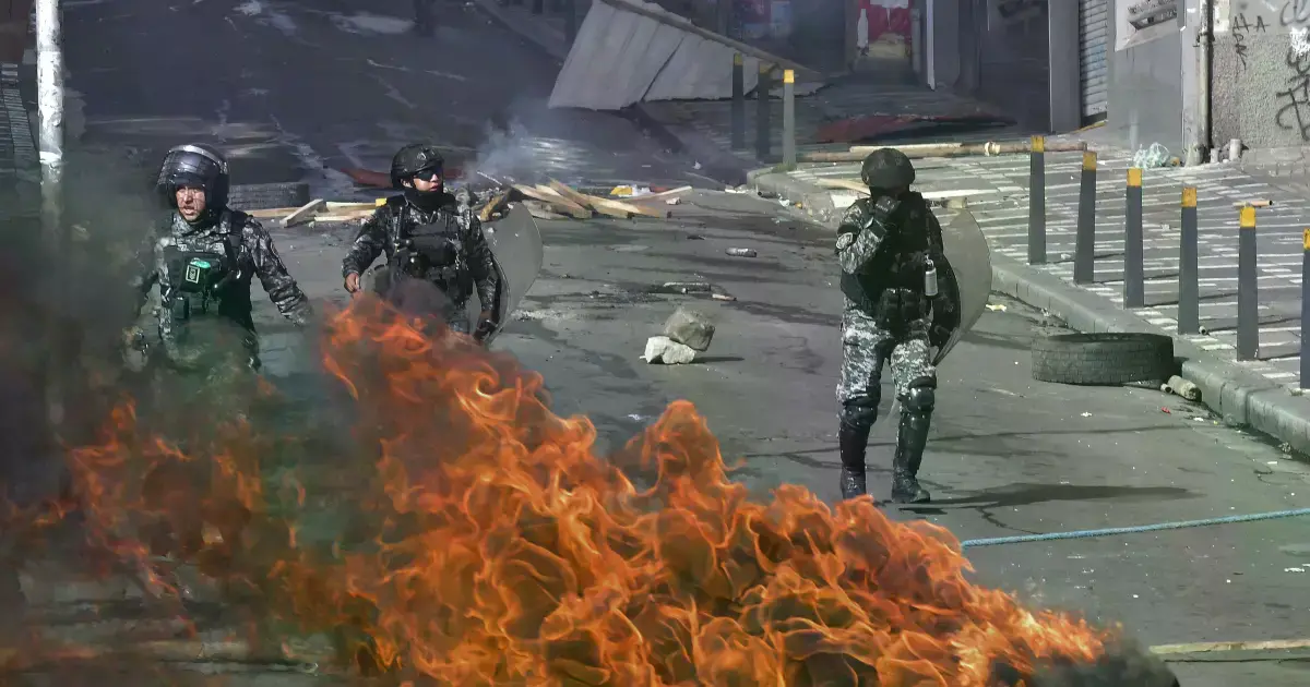 Marchistas de la COB se enfrentan con la Policía en La Paz.