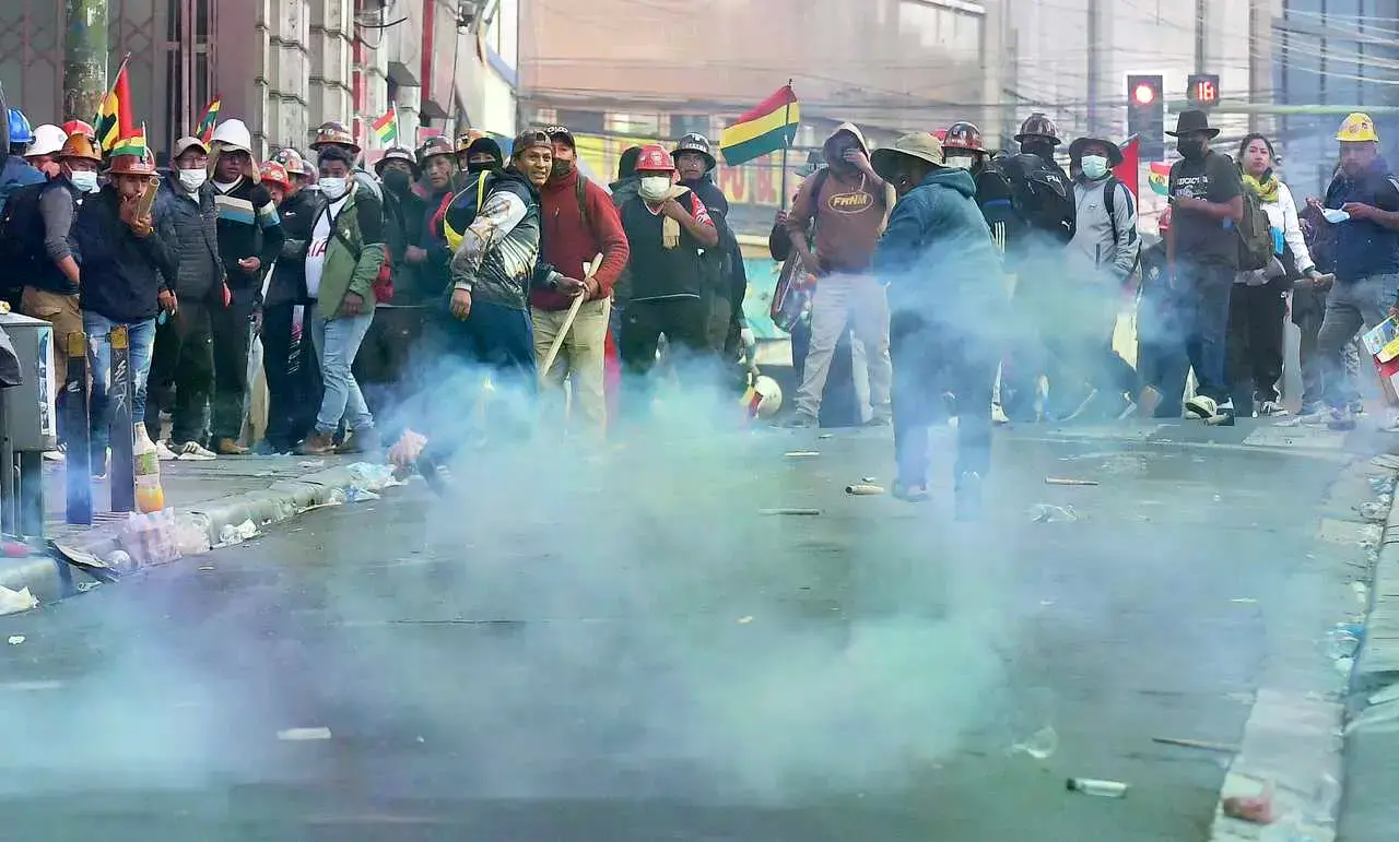 Jornada de tensión y enfrentamientos en la sede de gobierno entre sectores afiliados a la COB con la Policía.