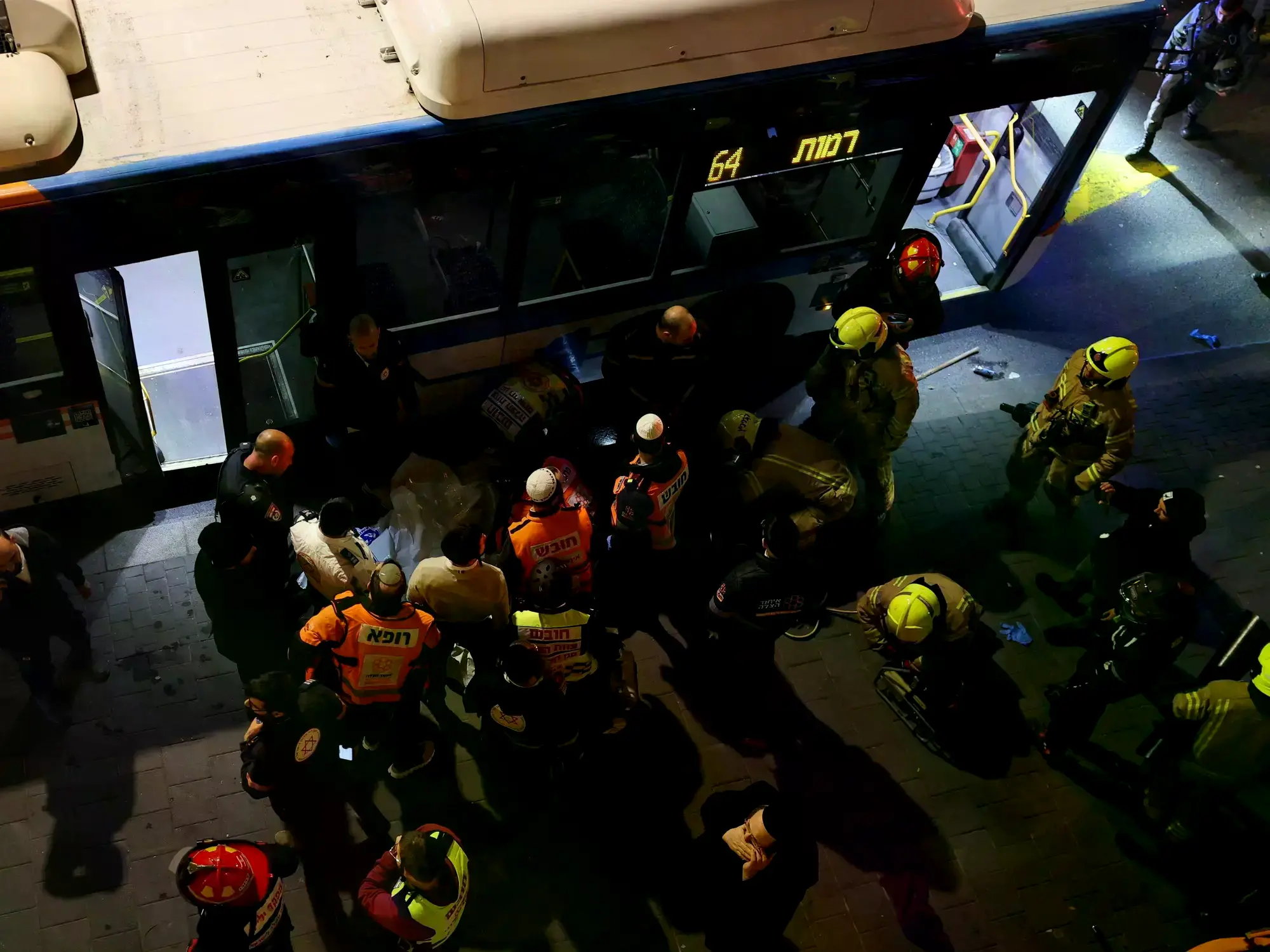 Los servicios de emergencia asisten a los afectados del accidente.