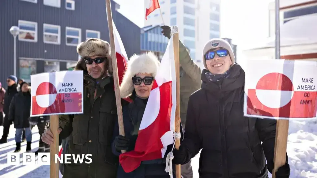 Manifestantes en Groenlandia portan banderas durante una protesta contra las declaraciones de Trump en marzo de 2025.