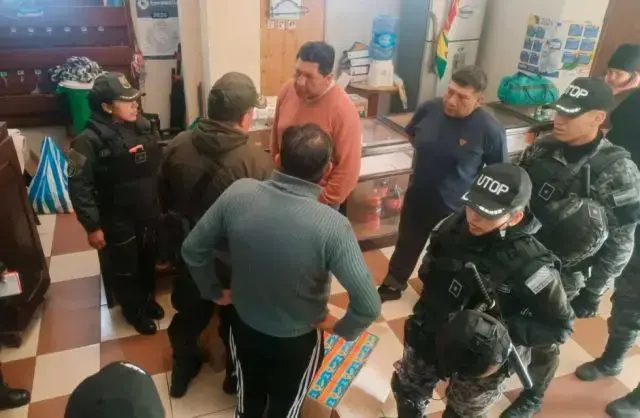 La intervención de la Policía en la residencial de la COB, este martes.