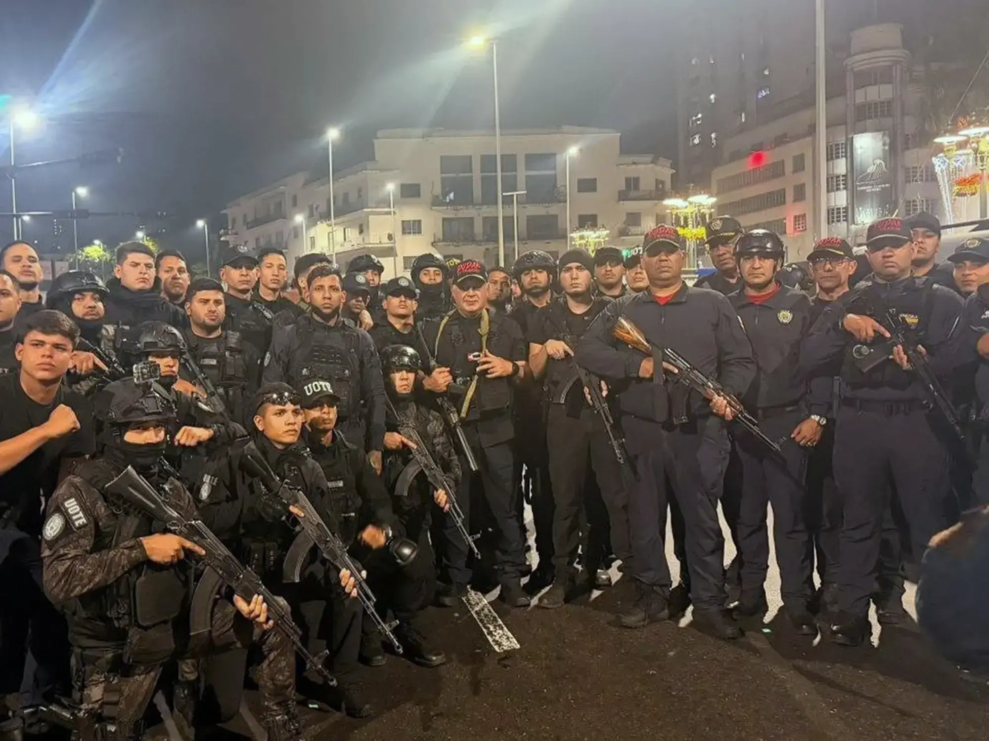 Milicias chavistas armadas patrullan las calles de Caracas.