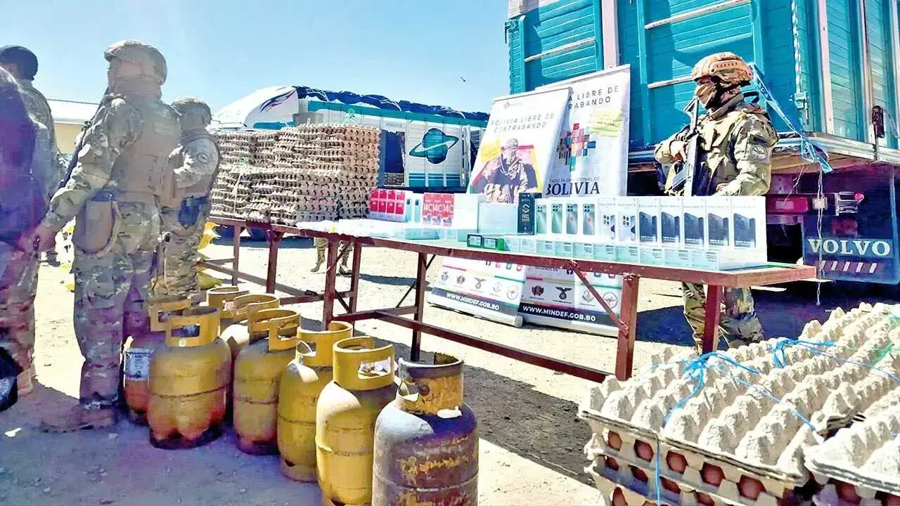 Militares custodian productos de contrabando, tras un operativo cerca de la frontera.