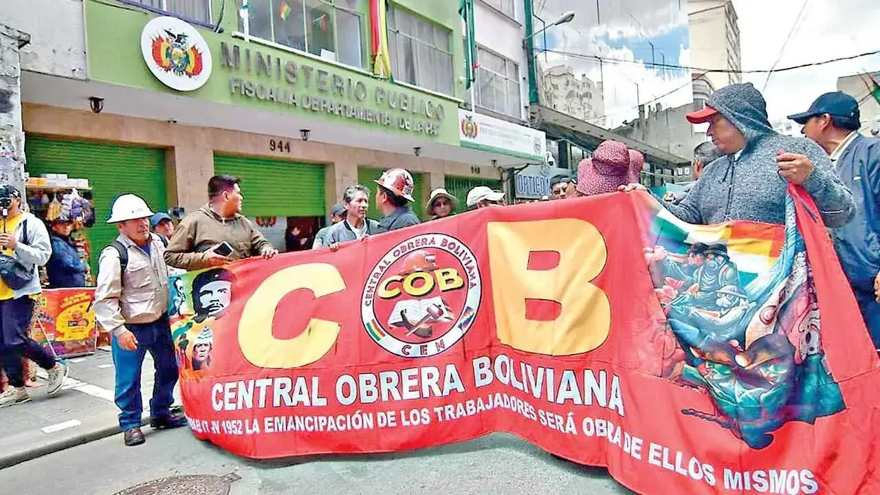 Dirigentes de los trabajadores marchan en La Paz, en una nueva jornada de protesta.