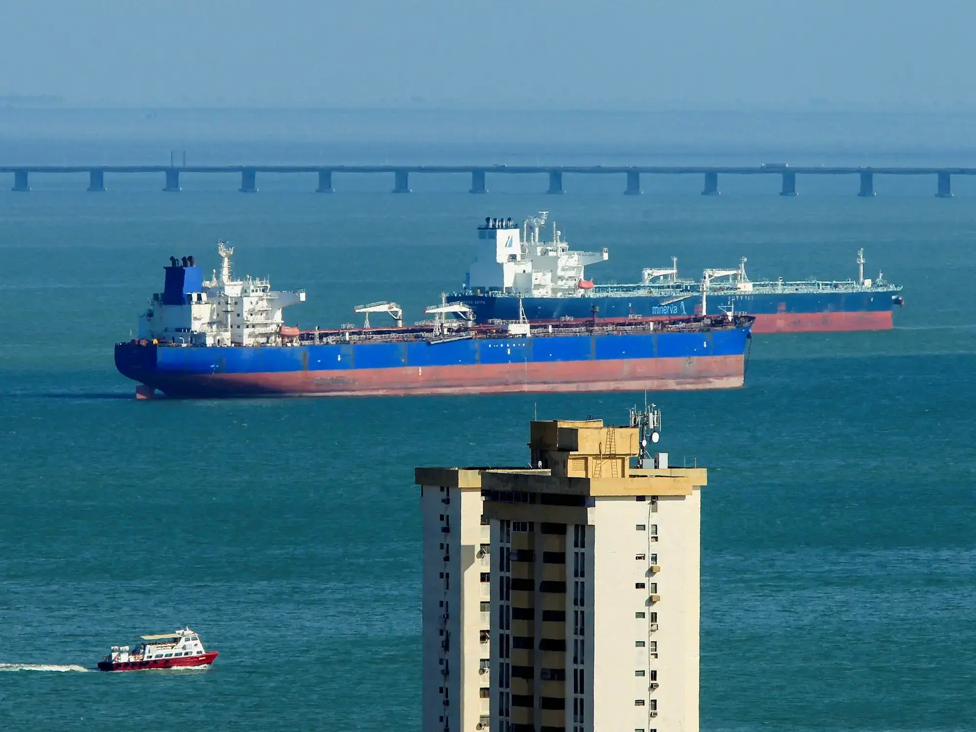 El petrolero Minerva Astra carga crudo pesado en el puerto de Bajo Grande, Maracaibo.