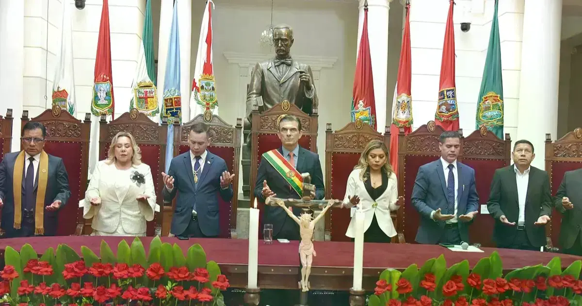 Autoridades nacionales y judiciales participan en un acto de oracion en la ciudad de Sucre.