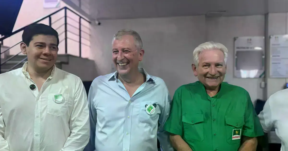 Branko Marinkovic (centro) junto a Rubén Costas (derecha) y Roger Castellón