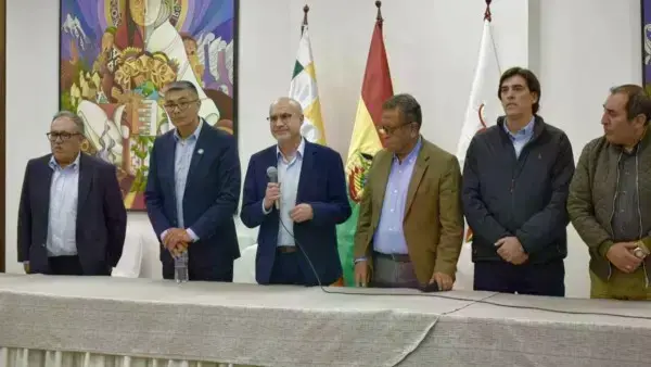 Ministros en rueda de prensa tras diálogo con la COB.