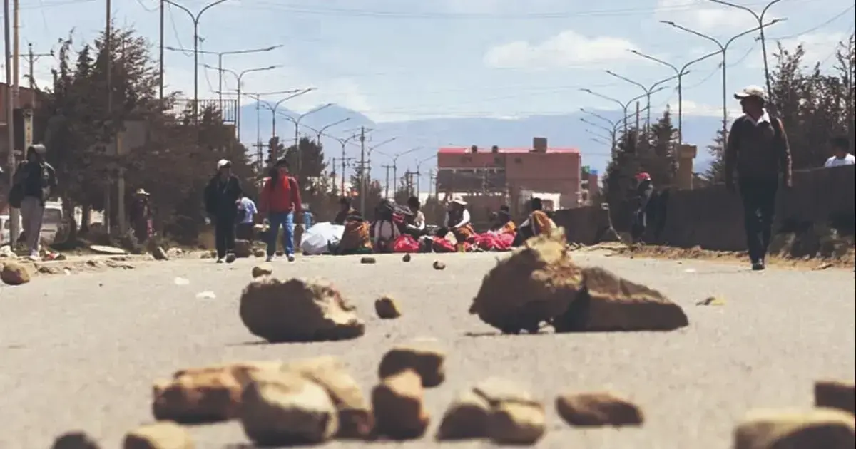 Un grupo de mujeres bloquea la ruta en El Alto en el contexto de las movilizaciones.