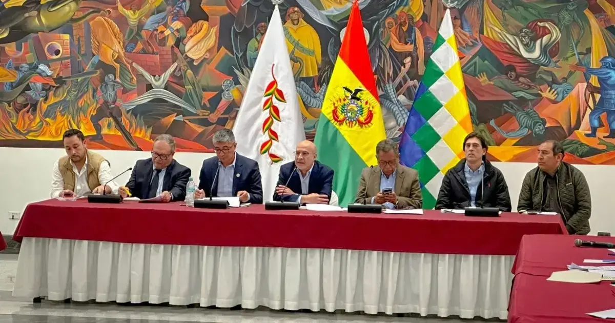 Autoridades que lideran el encuentro con la COB.