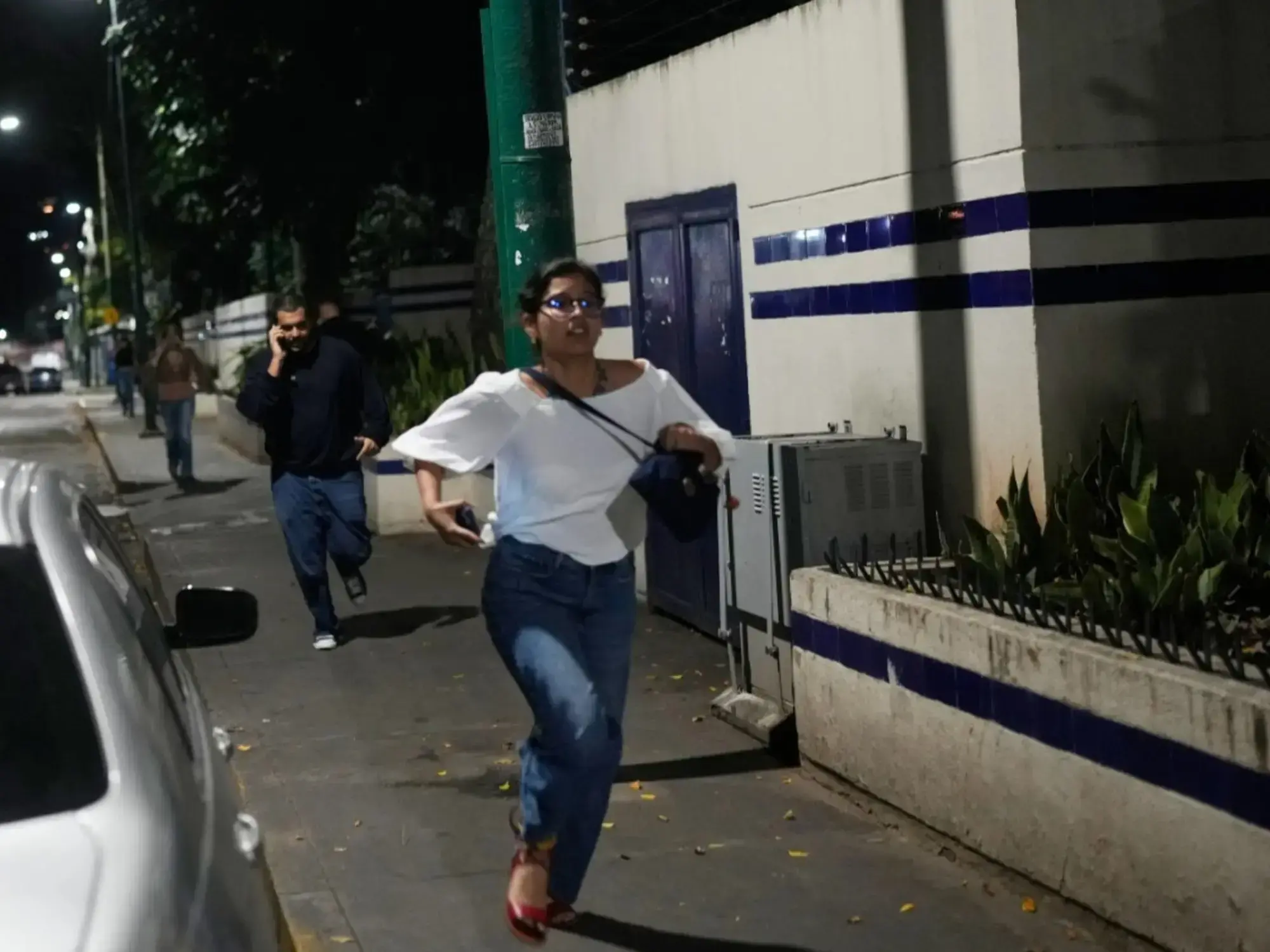 Mariana y sus amigos corren tras escuchar explosiones y aviones volando a baja altura en Caracas.