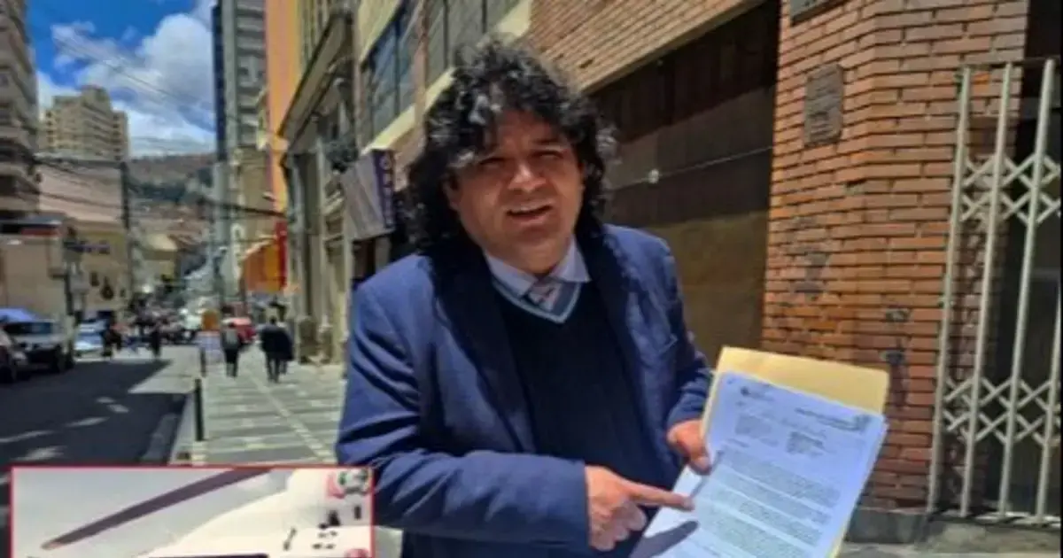 El exdirector del Sepdavi, Marcelo Alcázar, muestra la denuncia presentada ante la Fiscalía. En recuadro, una de las fotograf