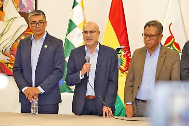 El ministro Lupo (c) durante la conferencia de prensa de este miércoles.