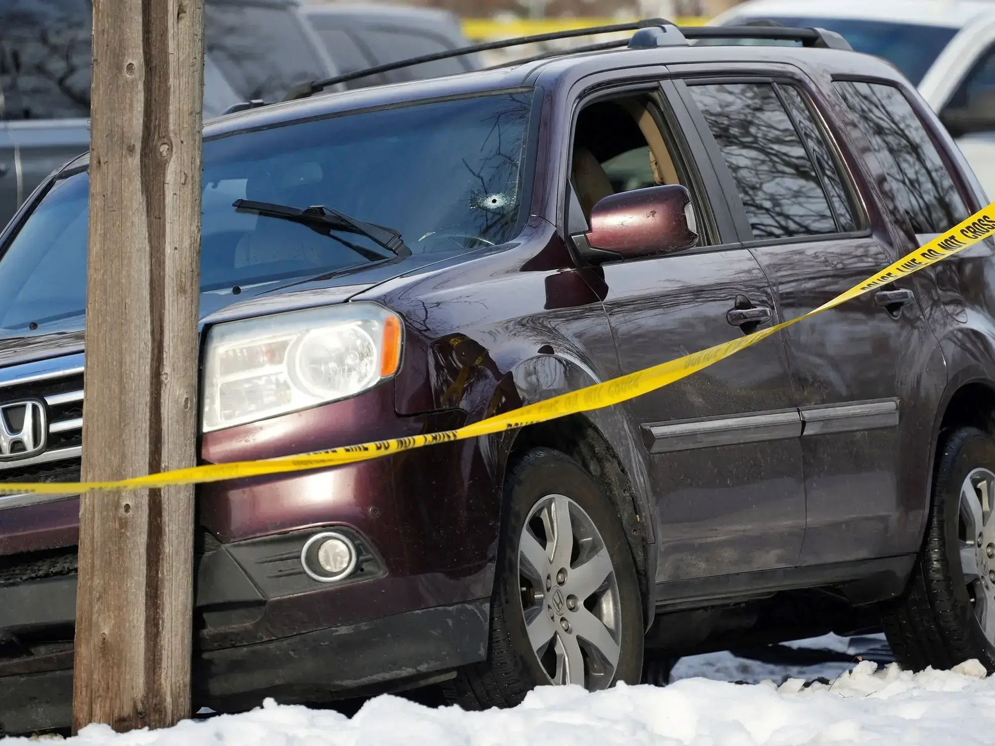 Un auto con un impacto de bala en el parabrisas, en Minneapolis, Minnesota.