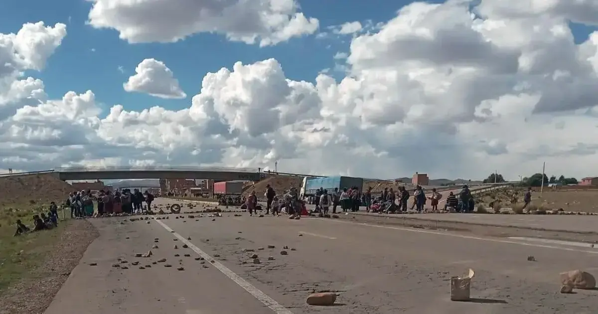 Bloqueo en Konani, carretera La Paz-Oruro.