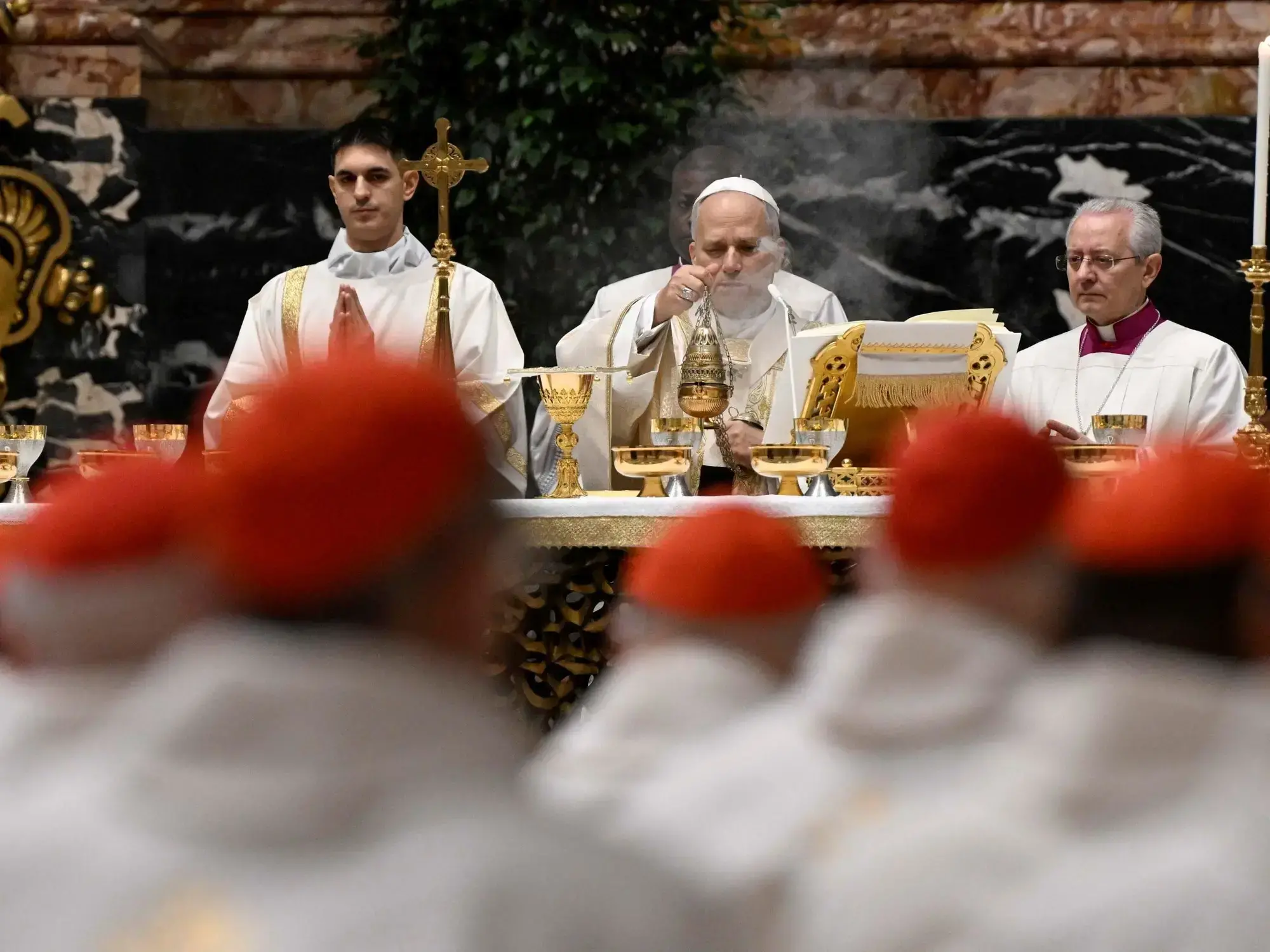 El Papa León XIV oficia misa con cardenales en la Basílica de San Pedro.